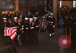 Immagine di Bandiera-drappeggiato scrigno di John Kennedy Washington DC USA, 1963, secondo 47 filmato di repertorio 65675039258