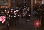 Immagine di Bandiera-drappeggiato scrigno di John Kennedy Washington DC USA, 1963, secondo 48 filmato di repertorio 65675039258