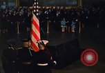 Immagine di Bandiera-drappeggiato scrigno di John Kennedy Washington DC USA, 1963, secondo 53 filmato di repertorio 65675039258