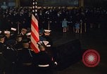 Immagine di Bandiera-drappeggiato scrigno di John Kennedy Washington DC USA, 1963, secondo 60 filmato di repertorio 65675039258