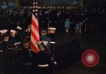 Immagine di Bandiera-drappeggiato scrigno di John Kennedy Washington DC USA, 1963, secondo 61 filmato di repertorio 65675039258