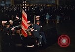Immagine di Bandiera-drappeggiato scrigno di John Kennedy Washington DC USA, 1963, secondo 62 filmato di repertorio 65675039258