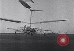Standbild D'Ascanio D'AT3 Hubschrauber Ciampino Italien, 1930, aus Sekunde 47 historischem Filmmaterial Videoclip 65675039282