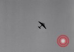 Standbild New York City Air defense test während Zweiten Weltkrieg Mitchel Field Long Island New York USA, 1941, aus Sekunde 62 historischem Filmmaterial Videoclip 65675039297