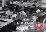 Standbild United States Army Flughafen Reparatur shop Duncan Field Texas USA, 1941, aus Sekunde 1 historischem Filmmaterial Videoclip 65675039314