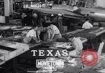 Standbild United States Army Flughafen Reparatur shop Duncan Field Texas USA, 1941, aus Sekunde 3 historischem Filmmaterial Videoclip 65675039314