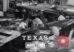 Standbild United States Army Flughafen Reparatur shop Duncan Field Texas USA, 1941, aus Sekunde 4 historischem Filmmaterial Videoclip 65675039314