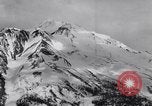 Standbild Flugzeuge Curtiss P-40C Mount Shasta California USA, 1941, aus Sekunde 27 historischem Filmmaterial Videoclip 65675039317