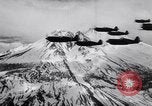Standbild Flugzeuge Curtiss P-40C Mount Shasta California USA, 1941, aus Sekunde 37 historischem Filmmaterial Videoclip 65675039317
