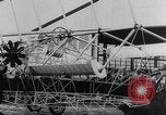Image Igor Sikorsky VS-300 record du monde Stratford Connecticut USA, 1941, de la seconde 36 séquences d'archives historiques vidéo 65675039323