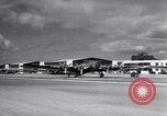 Standbild Flugzeuge B-17DS Hickham Field Honolulu Hawaii USA, 1941, aus Sekunde 17 historischem Filmmaterial Videoclip 65675039330