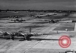 Standbild Flugzeuge B-17DS Hickham Field Honolulu Hawaii USA, 1941, aus Sekunde 33 historischem Filmmaterial Videoclip 65675039330