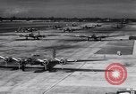 Standbild Flugzeuge B-17DS Hickham Field Honolulu Hawaii USA, 1941, aus Sekunde 35 historischem Filmmaterial Videoclip 65675039330