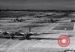 Standbild Flugzeuge B-17DS Hickham Field Honolulu Hawaii USA, 1941, aus Sekunde 36 historischem Filmmaterial Videoclip 65675039330