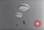 Standbild Fallschirmjäger Fort Benning Georgia USA, 1941, aus Sekunde 55 historischem Filmmaterial Videoclip 65675039331