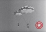 Standbild Fallschirmjäger Fort Benning Georgia USA, 1941, aus Sekunde 57 historischem Filmmaterial Videoclip 65675039331