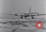 Standbild Flugzeuge Douglas B-19 Santa Monica California USA, 1941, aus Sekunde 53 historischem Filmmaterial Videoclip 65675039332