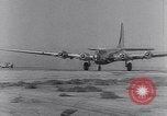 Standbild Flugzeuge Douglas B-19 Santa Monica California USA, 1941, aus Sekunde 54 historischem Filmmaterial Videoclip 65675039332