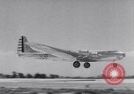 Standbild Flugzeuge B-19 Santa Monica California USA, 1941, aus Sekunde 37 historischem Filmmaterial Videoclip 65675039338