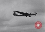 Standbild Flugzeuge B-19 Santa Monica California USA, 1941, aus Sekunde 46 historischem Filmmaterial Videoclip 65675039338