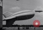 Standbild barrage Balloons Wingfoot Lake Ohio USA, 1941, aus Sekunde 10 historischem Filmmaterial Videoclip 65675039339