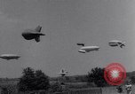 Standbild barrage Balloons Wingfoot Lake Ohio USA, 1941, aus Sekunde 17 historischem Filmmaterial Videoclip 65675039339