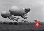 Standbild barrage Balloons Wingfoot Lake Ohio USA, 1941, aus Sekunde 21 historischem Filmmaterial Videoclip 65675039339