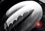 Standbild barrage Balloons Wingfoot Lake Ohio USA, 1941, aus Sekunde 31 historischem Filmmaterial Videoclip 65675039339