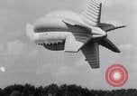 Standbild barrage Balloons Wingfoot Lake Ohio USA, 1941, aus Sekunde 35 historischem Filmmaterial Videoclip 65675039339