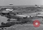 Standbild barrage Balloons Wingfoot Lake Ohio USA, 1941, aus Sekunde 40 historischem Filmmaterial Videoclip 65675039339