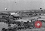 Standbild barrage Balloons Wingfoot Lake Ohio USA, 1941, aus Sekunde 43 historischem Filmmaterial Videoclip 65675039339