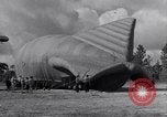 Image barrage de montgolfieres North Carolina United States USA, 1941, de la seconde 13 séquences d'archives historiques vidéo 65675039359