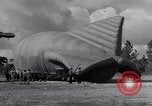 Image barrage de montgolfieres North Carolina United States USA, 1941, de la seconde 14 séquences d'archives historiques vidéo 65675039359
