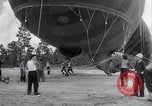 Image barrage de montgolfieres North Carolina United States USA, 1941, de la seconde 19 séquences d'archives historiques vidéo 65675039359