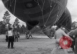 Image barrage de montgolfieres North Carolina United States USA, 1941, de la seconde 22 séquences d'archives historiques vidéo 65675039359