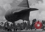 Image barrage de montgolfieres North Carolina United States USA, 1941, de la seconde 24 séquences d'archives historiques vidéo 65675039359