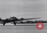 Standbild B-19 Flugzeuge Testflug Los Angeles California USA, 1941, aus Sekunde 58 historischem Filmmaterial Videoclip 65675039370