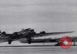 Standbild B-19 Flugzeuge Testflug Los Angeles California USA, 1941, aus Sekunde 59 historischem Filmmaterial Videoclip 65675039370