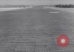Standbild C-47D-Ebene Marston Strip North Carolina USA, 1941, aus Sekunde 25 historischem Filmmaterial Videoclip 65675039371