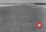 Standbild C-47D-Ebene Marston Strip North Carolina USA, 1941, aus Sekunde 26 historischem Filmmaterial Videoclip 65675039371