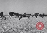 Standbild C-47 Flugzeuge Maxton North Carolina USA, 1941, aus Sekunde 43 historischem Filmmaterial Videoclip 65675039378