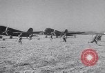 Standbild C-47 Flugzeuge Maxton North Carolina USA, 1941, aus Sekunde 45 historischem Filmmaterial Videoclip 65675039378
