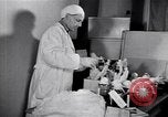 Standbild Zivilisten freiwillig Blut spenden Moskau Russland Sowjetunion, 1941, aus Sekunde 60 historischem Filmmaterial Videoclip 65675039424