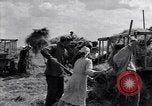 Standbild Wolga deutschen Bauern geschnitten und Heu sammeln Sowjetunion, 1941, aus Sekunde 56 historischem Filmmaterial Videoclip 65675039438