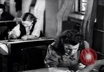 Immagine di Le donne lavorano disegnatori tecnici su disegni della macchina Unione Sovietica, 1941, secondo 7 filmato di repertorio 65675039439