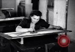 Immagine di Le donne lavorano disegnatori tecnici su disegni della macchina Unione Sovietica, 1941, secondo 15 filmato di repertorio 65675039439