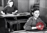Immagine di Le donne lavorano disegnatori tecnici su disegni della macchina Unione Sovietica, 1941, secondo 24 filmato di repertorio 65675039439