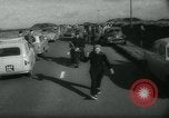 Image Dr Barbara Moore marcher à Land's End Royaume-Uni, 1960, de la seconde 4 séquences d'archives historiques vidéo 65675039456