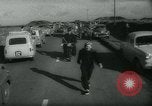 Image Dr Barbara Moore marcher à Land's End Royaume-Uni, 1960, de la seconde 5 séquences d'archives historiques vidéo 65675039456