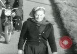 Image Dr Barbara Moore marcher à Land's End Royaume-Uni, 1960, de la seconde 6 séquences d'archives historiques vidéo 65675039456